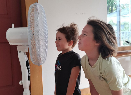 Fan cooling Jonnhy and Fallon